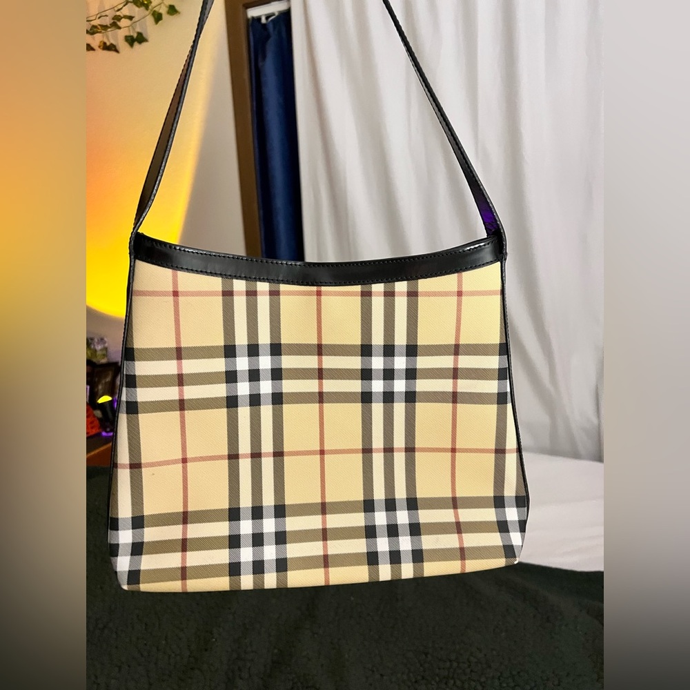 Cute medium size tote!!